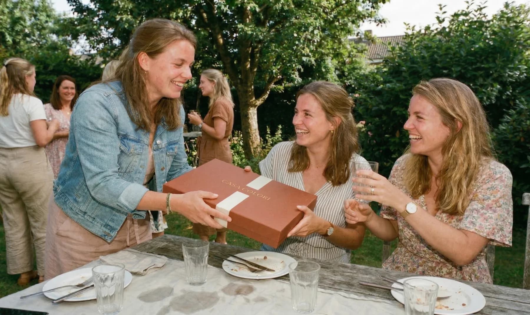 Cadeau-uitpakmoment voor een verhuizing en babyshower.