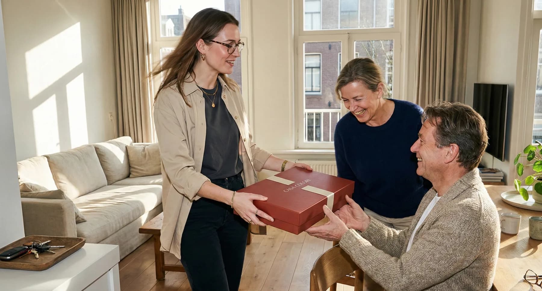 Ingelijst huisportret als herinnering aan het ouderlijk huis.